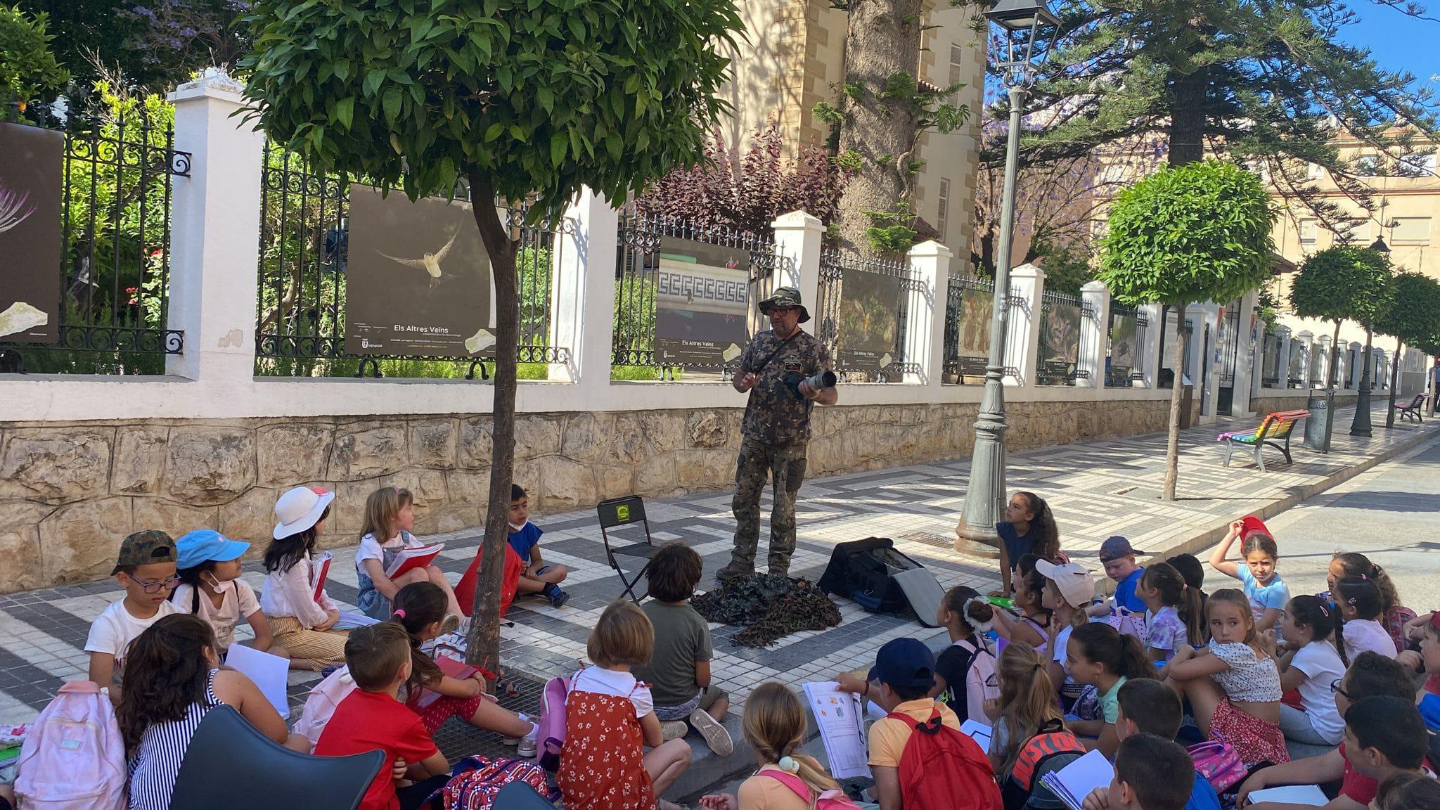 Los colegios de Primaria de la Vila visitan la exposición 'Els altres veïns' Los colegios de Primaria de la Vila visitan la exposición 'Els altres veïns'