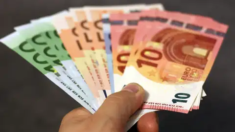 Imagen de archivo de billetes de euro.
