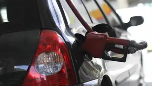 Un vehículo recarga carburante en gasolinera