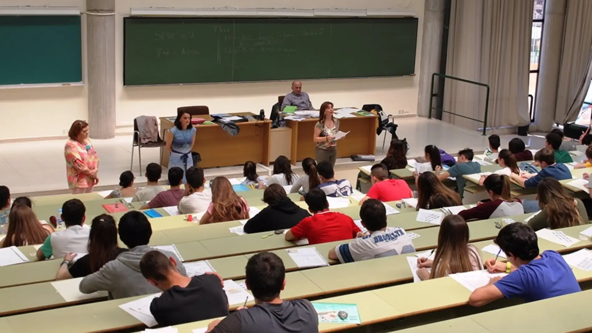 Alumnos realizando las pruebas de la EBAU en Asturias