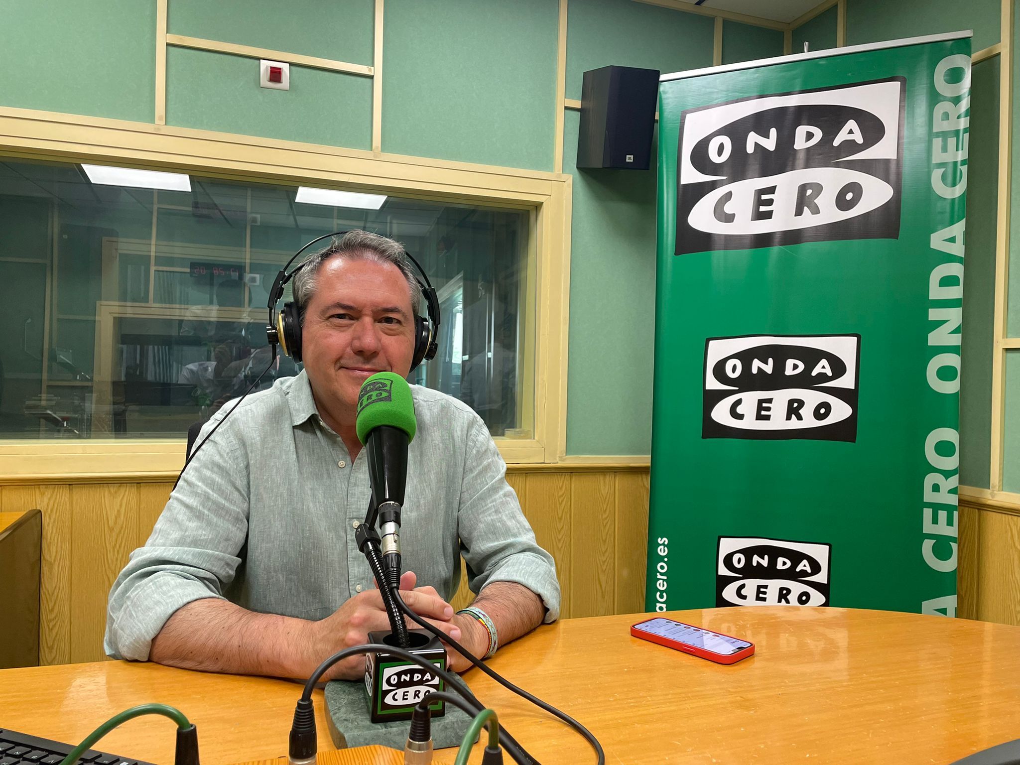 Juan Espadas pide el "voto masivo" para combatir la ultraderecha y acusa a Juanma Moreno de ocultar que gobernará con Vox Juan Espadas pide el "voto masivo" para combatir la ultraderecha y acusa a Juanma Moreno de ocultar que gobernará con Vox