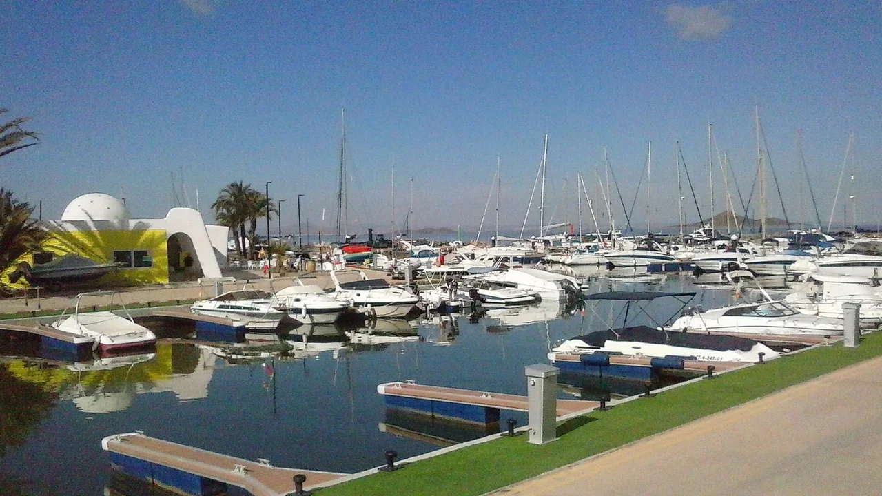 El Puerto de Mar de Cristal se queda sin indemnización económica por la sopa verde del Mar Menor