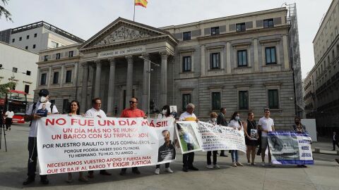 Los familiares de los 21 fallecidos del 'Villa de Pitanxo' se concentrar&oacute;n, en Madridm ante las puertas del congreso de los diputados para exigir al presidente del gobierno que "les dedique diez minutos para dar explicaciones"