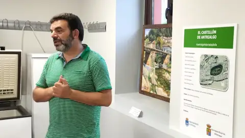 José Antonio Longo ante los paneles de la exposición sobre el castro José Antonio Longo ante los paneles de la exposición sobre el castro