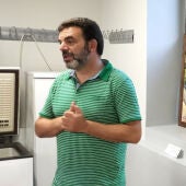 José Antonio Longo ante los paneles de la exposición sobre el castro