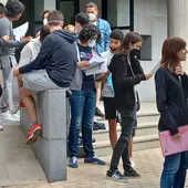 Examinandos esperan a la entrada del aulario de la ULe Examinandos esperan a la entrada del aulario de la ULe