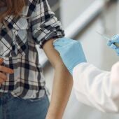 Descubren un nuevo efecto secundario de la vacuna de la Covid: el síndrome de la OAB