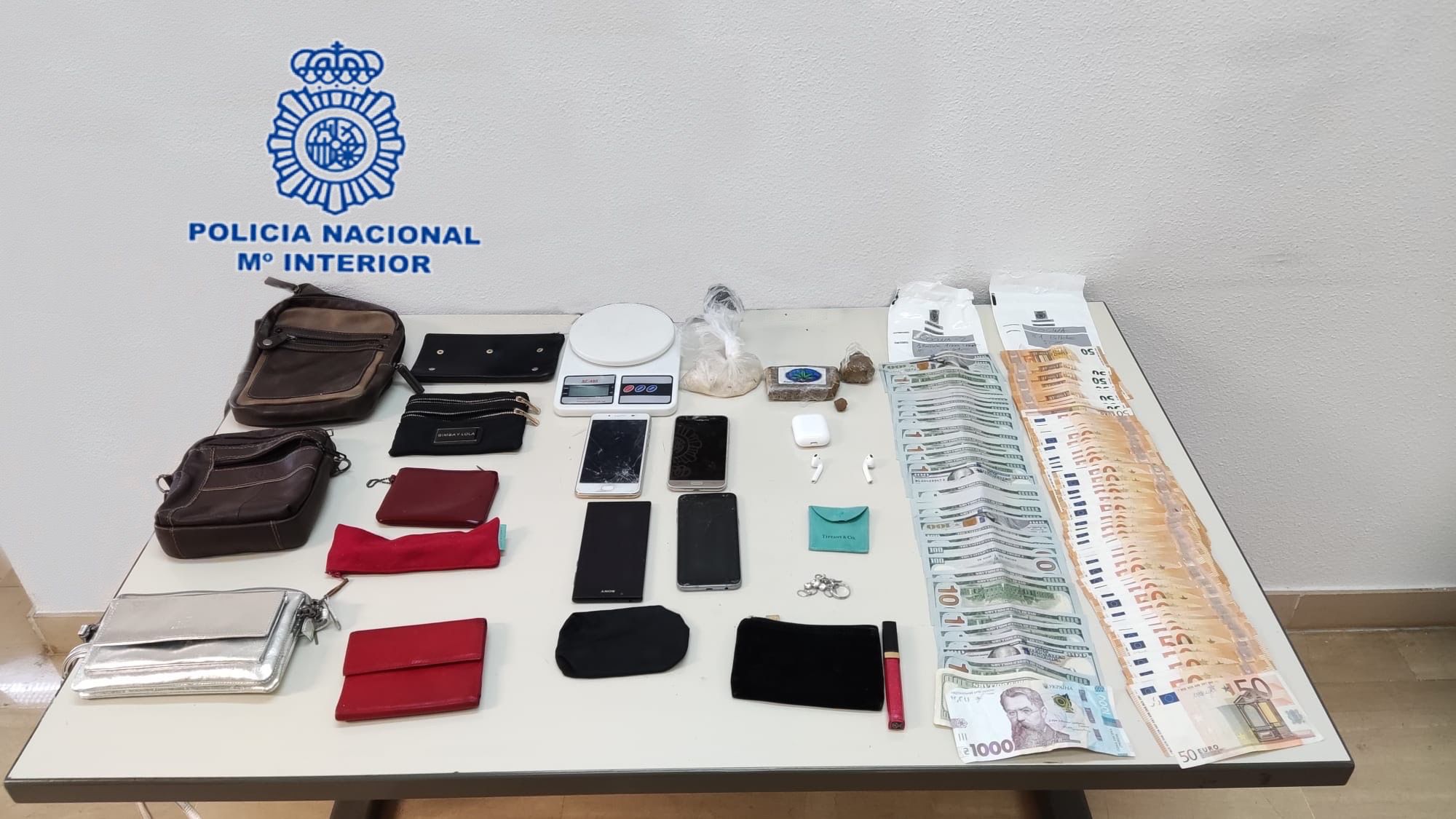 Dos detenidos en Alicante por robar 12.000 euros un refugiado ucraniano Dos detenidos en Alicante por robar 12.000 euros un refugiado ucraniano