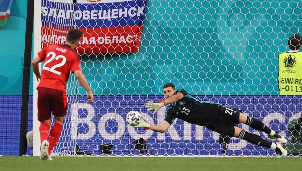 Unai Simón para un penalti a Schar en los cuartos de final de la última Eurocopa