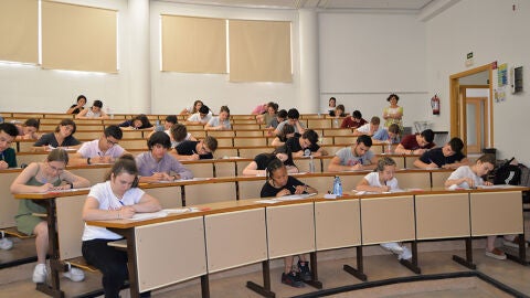 Alumnos examinándose de la EvAU