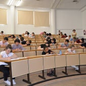 Alumnos examinándose de la EvAU