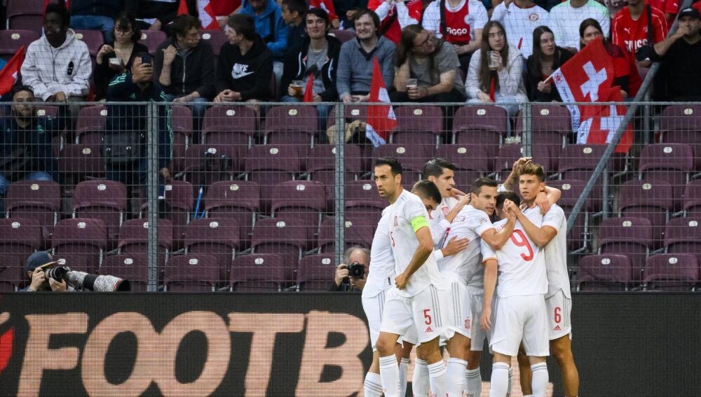 Los jugadores de la selección española celebran la victoria ante Suiza