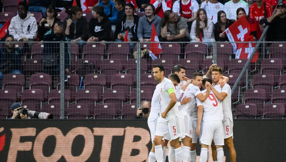 Los jugadores de la selección española celebran la victoria ante Suiza