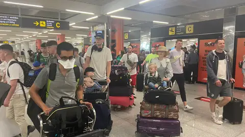 Varios pasajeros recién aterrizados en el Aeropuerto de Son Sant Joan, en Palma. 