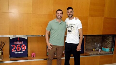 El internacional argentino Javier Pastore junto al periodista de Onda Cero Monserrate Hern&aacute;ndez.