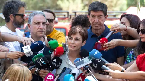 Isabel Rodríguez, Elías Bendodo y Juan Marín en el incendio de Pujerra (Málaga)