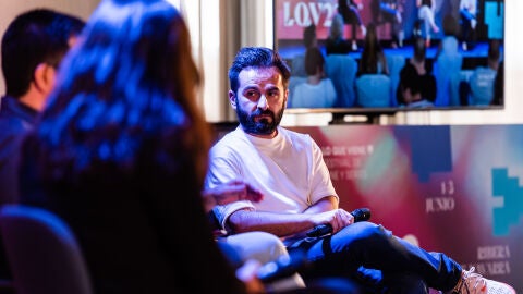 El guionista y showrunner Crist&oacute;bal Garrido, durante una de las mesas redondas del festival Lo Que Viene