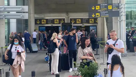 Varios pasajeros recién aterrizados en el Aeropuerto de Son Sant Joan, en Palma.