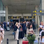 Varios pasajeros recién aterrizados en el Aeropuerto de Son Sant Joan, en Palma.