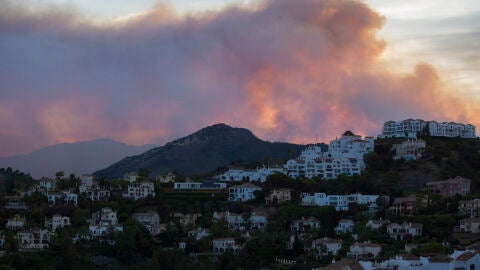 Elevan a nivel 2 el incendio de Sierra Bermeja y movilizan a la UME
