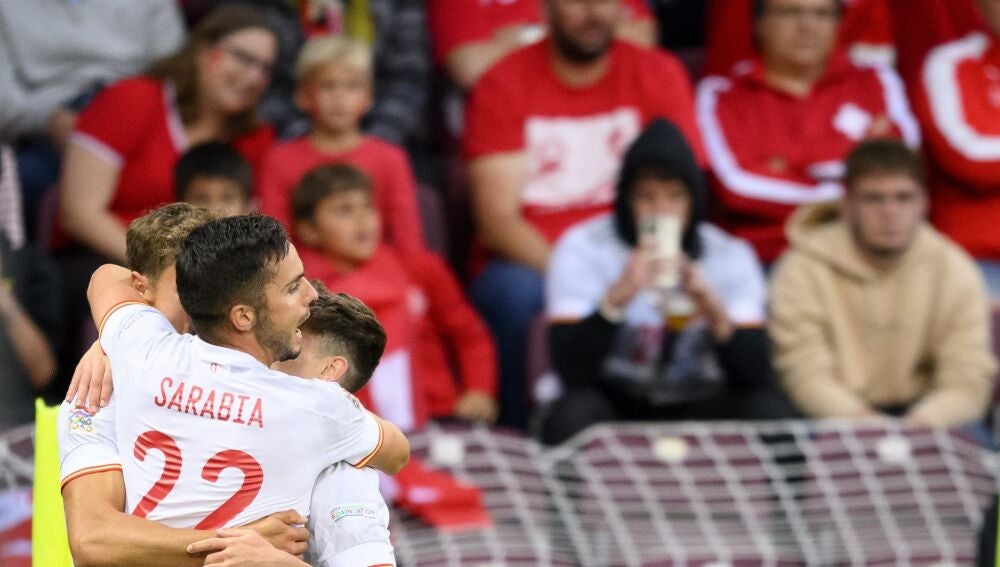 Los jugadores de la selección celebran el 0-1 de Sarabia