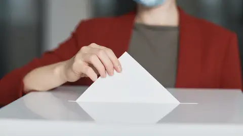 Una persona votando en unas elecciones