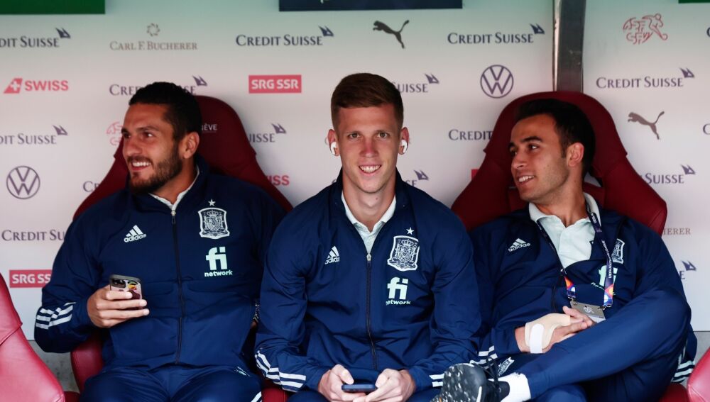 Koke, Dani Olmo y Eric García en el banquillo del Stade de Genève