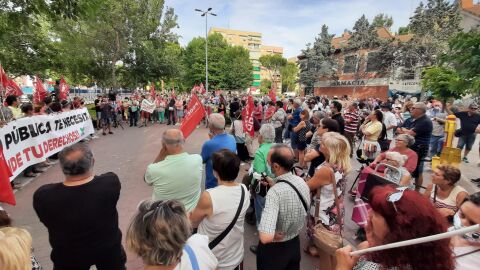 M&aacute;s de un centenar de personas se concentran en Torrej&oacute;n de Ardoz en defensa de la Sanidad P&uacute;blica