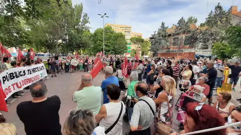 Más de un centenar de personas se concentran en Torrejón de Ardoz en defensa de la Sanidad Pública Más de un centenar de personas se concentran en Torrejón de Ardoz en defensa de la Sanidad Pública