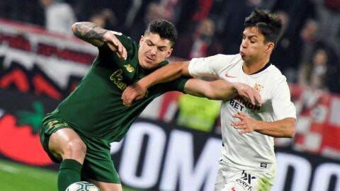El sevillista Oliver Torres lucha con Ander Capa, jugador del Athletic Club de Bilbao, durante el partido de la 19&ordf; jornada de LaLiga disputado en el estadio Ram&oacute;n S&aacute;nchez-Pizju&aacute;n.