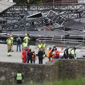 Varios trabajadores atrapados al caer un escenario del festival 'O Son do Camiño' en Santiago Varios trabajadores atrapados al caer un escenario del festival 'O Son do Camiño' en Santiago