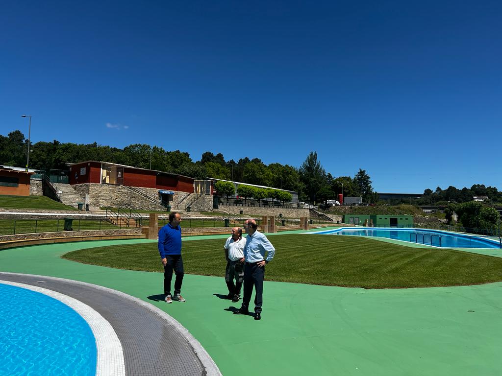 Abren as piscinas de Oira e a exterior dos Remedios Abren as piscinas de Oira e a exterior dos Remedios