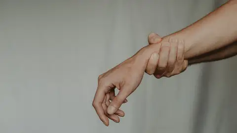 Imagen de archivo de dolor de un brazo.