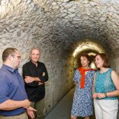La vicealcaldesa de Zaragoza ha recorrido algunos de los tramos visitables con arqueólogos municipales