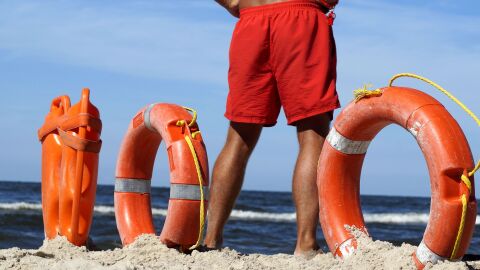 Cuánto cobra un socorrista: las diferencias entre trabajar en la playa o en la piscina