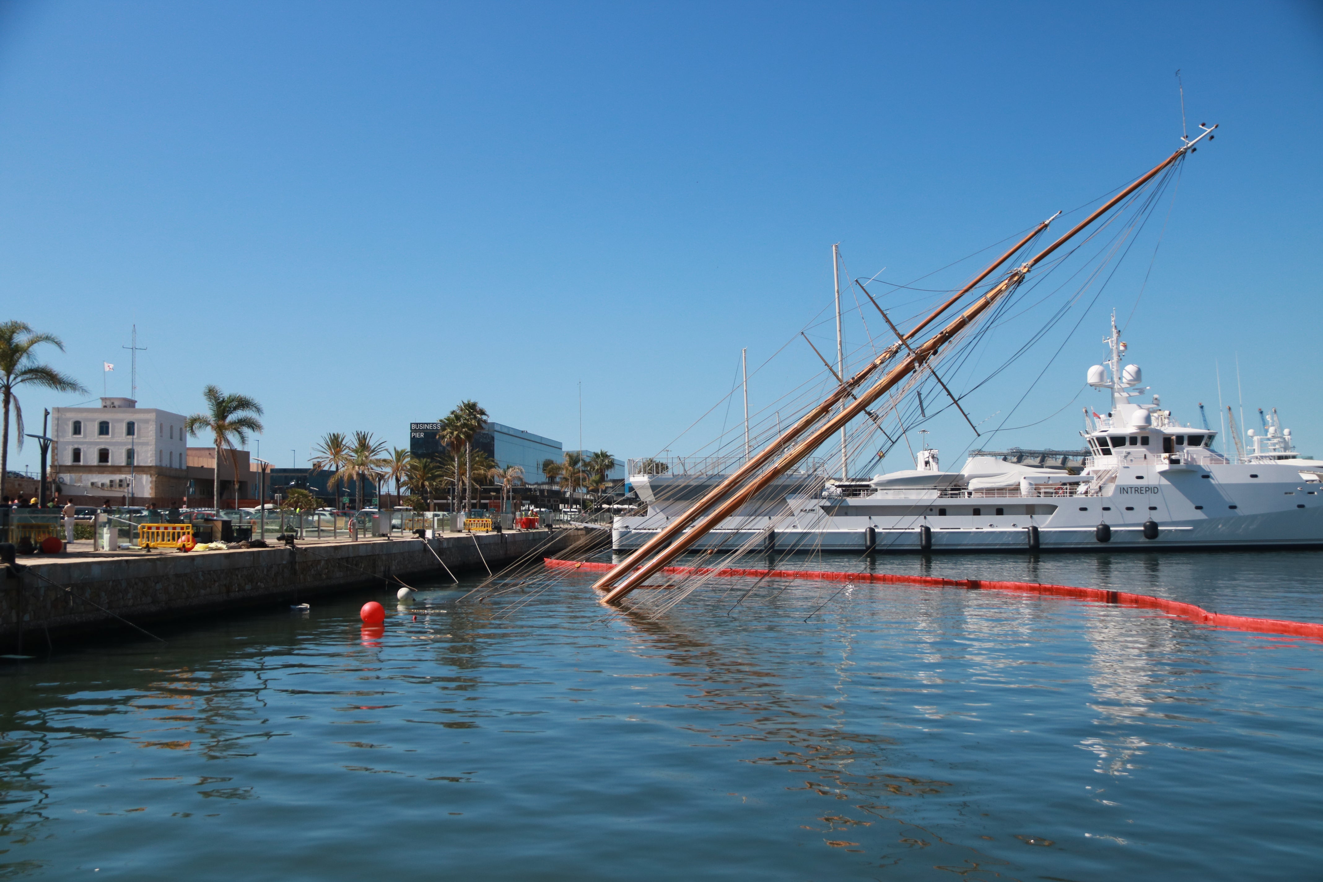 Un vaixell de Salvament Marítim enfonsa accidentalment un iot al port de Tarragona Un vaixell de Salvament Marítim enfonsa accidentalment un iot al port de Tarragona