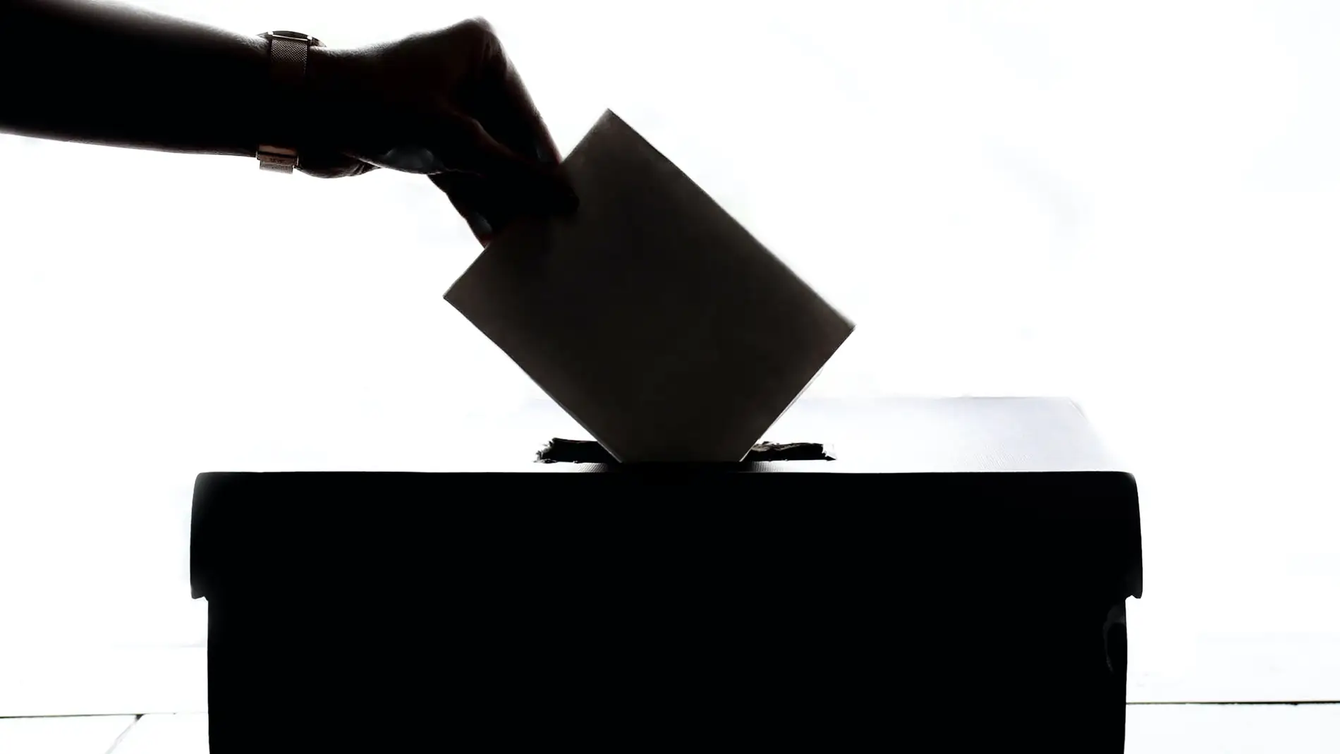 Foto de archivo de una persona metiendo su voto en una urna/ Pexels
