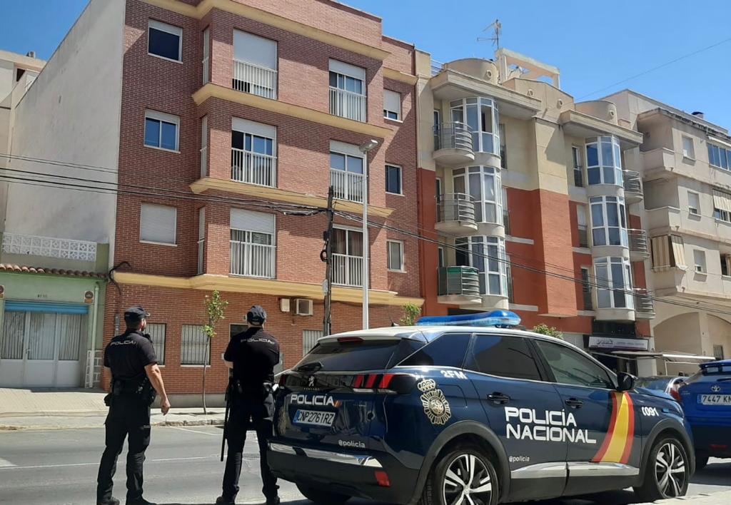 La Policía Nacional de Elche detiene a un hombre tras robar en una vivienda de El Altet y tratar de huir por las azoteas de varios de edificios La Policía Nacional de Elche detiene a un hombre tras robar en una vivienda de El Altet y tratar de huir por las azoteas de varios de edificios