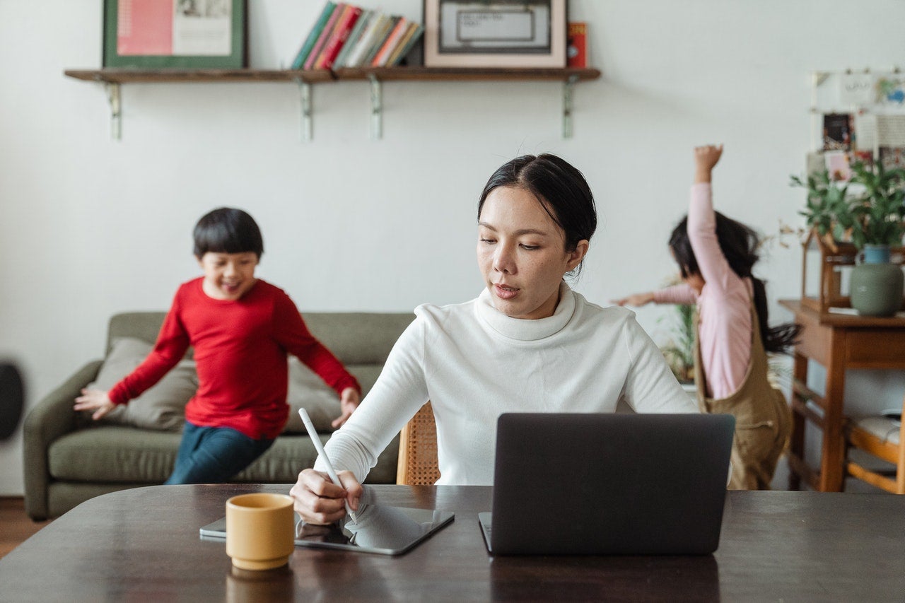La "trampa" de la no conciliación: las madres 'superwoman' que tienen que llegar a todo a costa de su tiempo, su salario y su salud mental La "trampa" de la no conciliación: las madres 'superwoman' que tienen que llegar a todo a costa de su tiempo, su salario y su salud mental