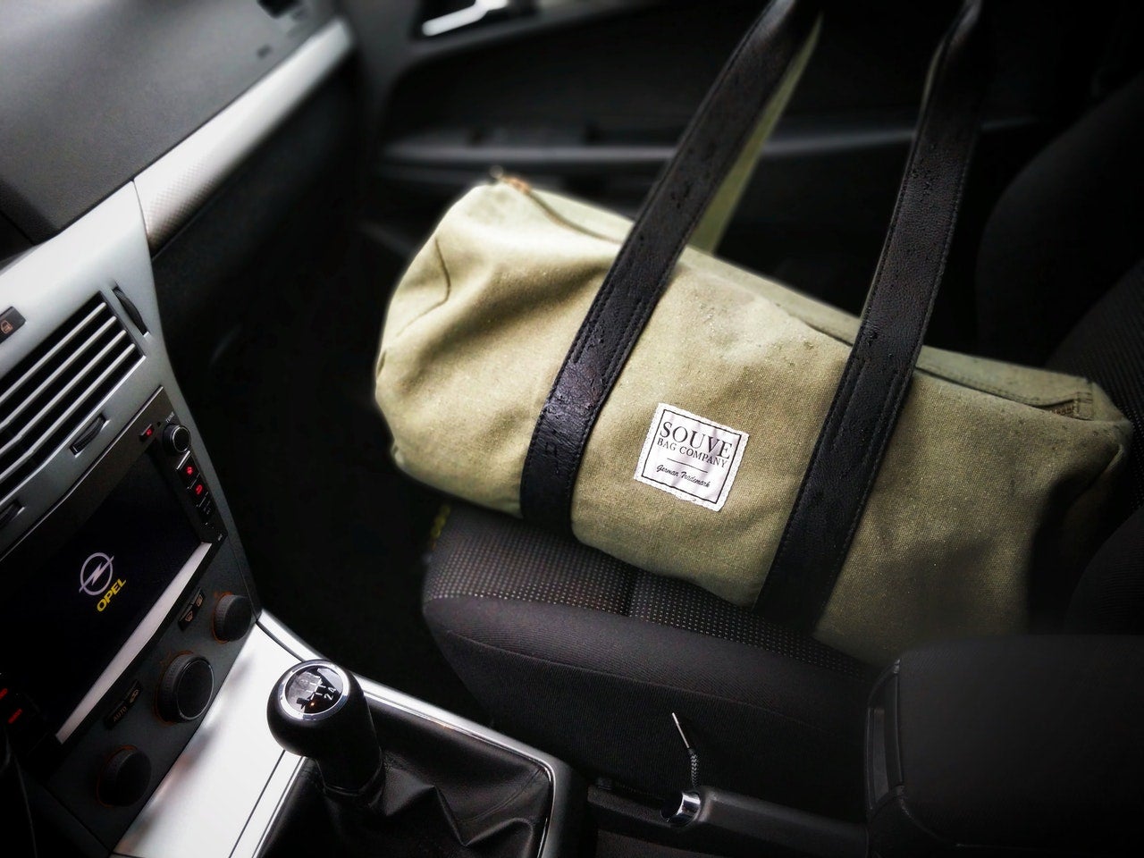 ¿Pueden multarme por llevar la compra en el asiento de atrás del coche? ¿Pueden multarme por llevar la compra en el asiento de atrás del coche?