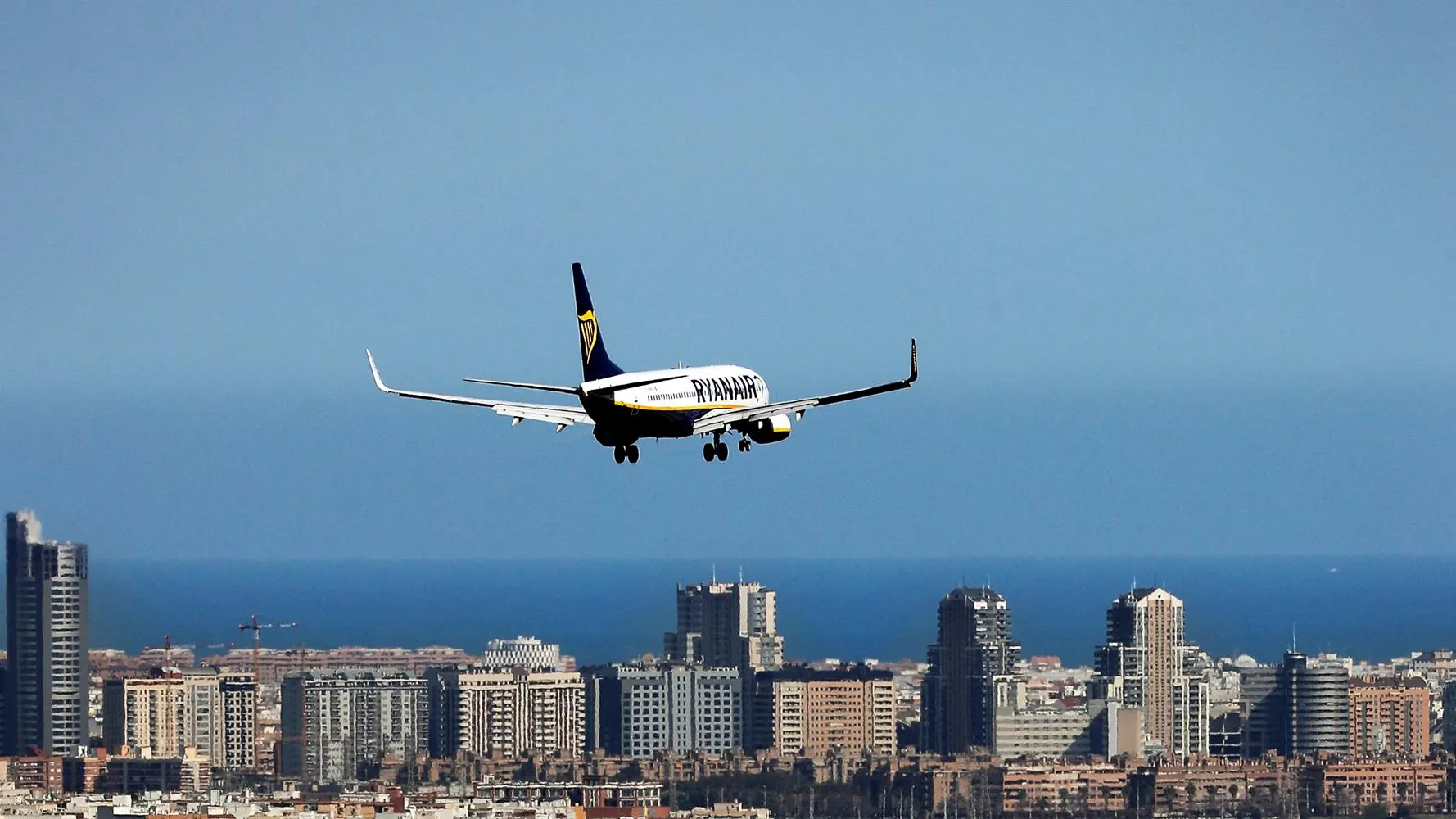 Un avión de Ryanair Ryanair convoca huelga en la primera operación salida: consulta los días en los que habrá vuelos cancelados