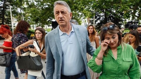 La madre de Marta Calvo, Marisol Burón, acompañada del psicólogo y portavoz, Mariano Navarro, a su llegada al juicio. 