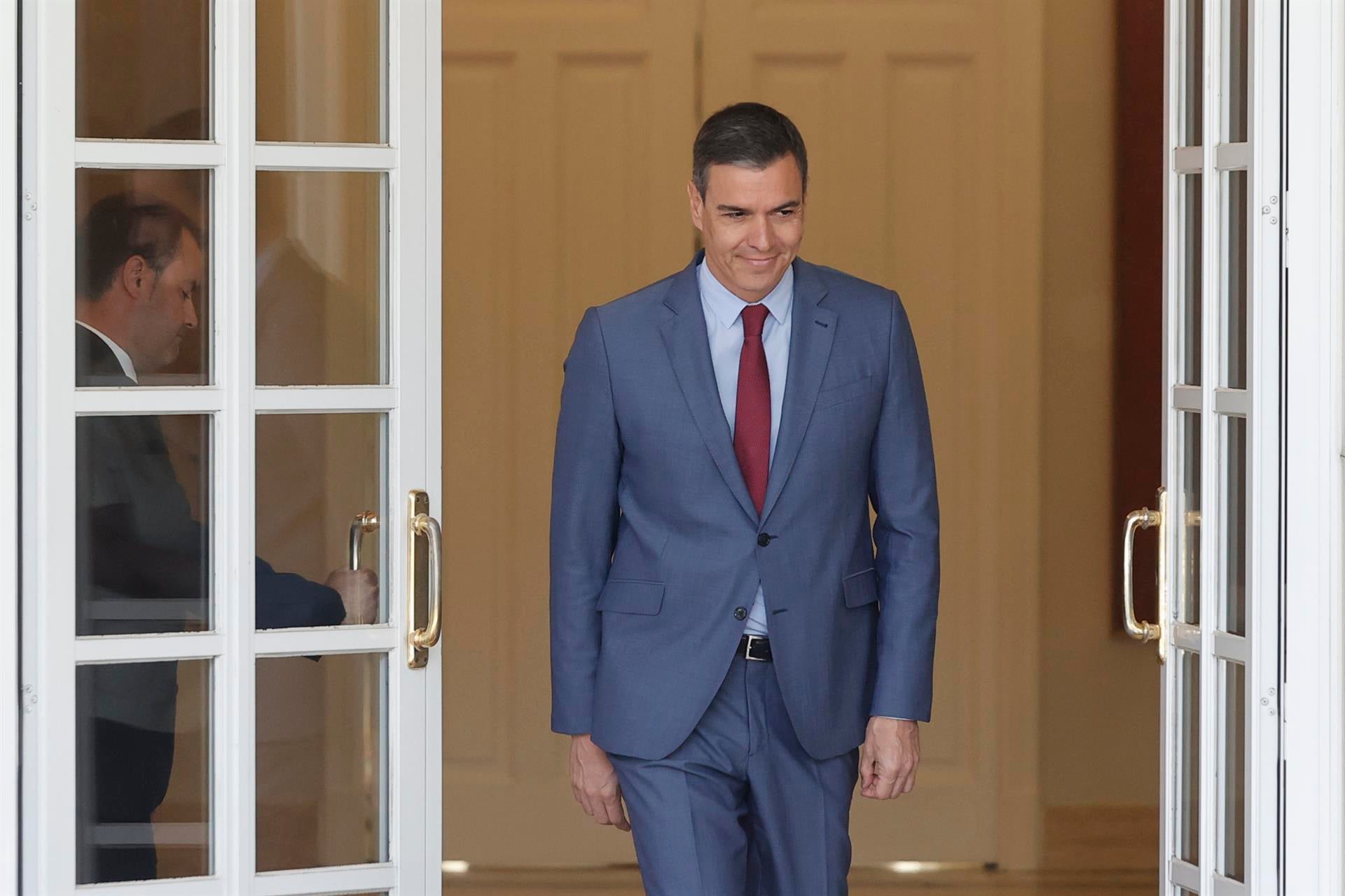 El CIS de Tezanos da la victoria al PSOE en las generales y frena el efecto Feijóo El CIS de Tezanos da la victoria al PSOE en las generales y frena el efecto Feijóo