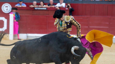  El torero madrileño José Tomás da un pase con el capote al tercero de la tarde, durante la corrida celebrada este domingo en la plaza de toros de Jaén