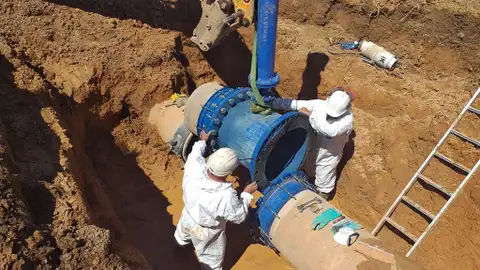 La empresa Municipal “Aguas de Alcázar” arregla una rotura en la red general de abastecimiento