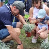 200 niños y niñas plantan sus árboles en Sabiñánigo