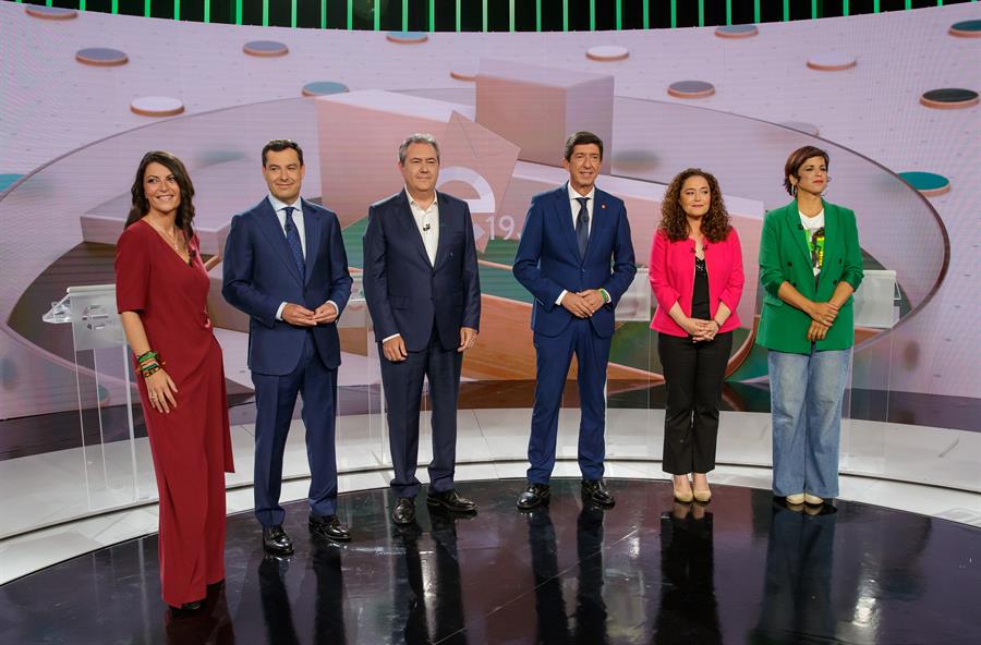Olona acusa a Moreno de tragarse "bazofia" de la izquierda y el popular defiende su "moderación" Olona acusa a Moreno de tragarse "bazofia" de la izquierda y el popular defiende su "moderación"