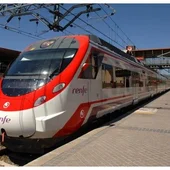 Tren de Cercanías en una estación Tren de Cercanías en una estación