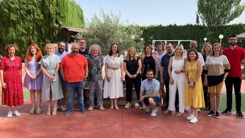 Foto de equipo de gobierno con los medios Foto de equipo de gobierno con los medios