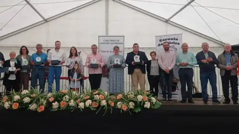 Foto de familia durante la entrega de premios Foto de familia durante la entrega de premios